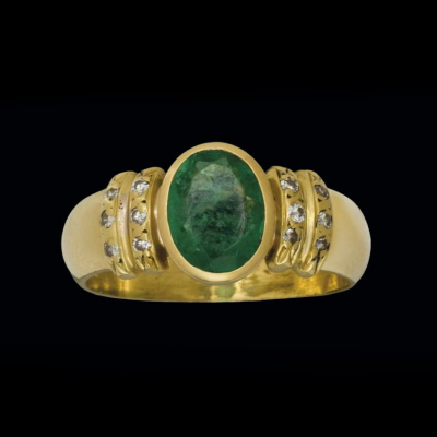 Anillo de oro amarillo de 18 K. con esmeralda colombiana talla oval y diamantes 