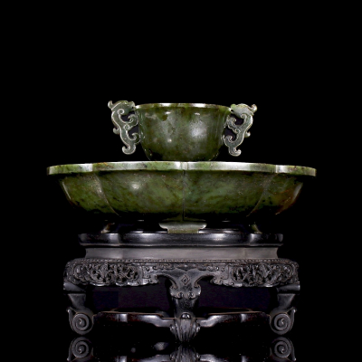 Conjunto de taza y plato de jade espinaca "Dragones", dinast&iacute;a Qing. 