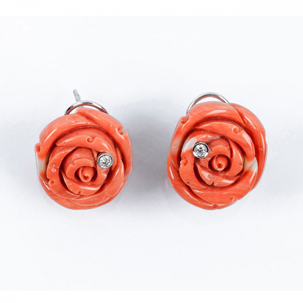 Bellos pendientes en oro blanco, con una gran rosa tallada en coral rojo