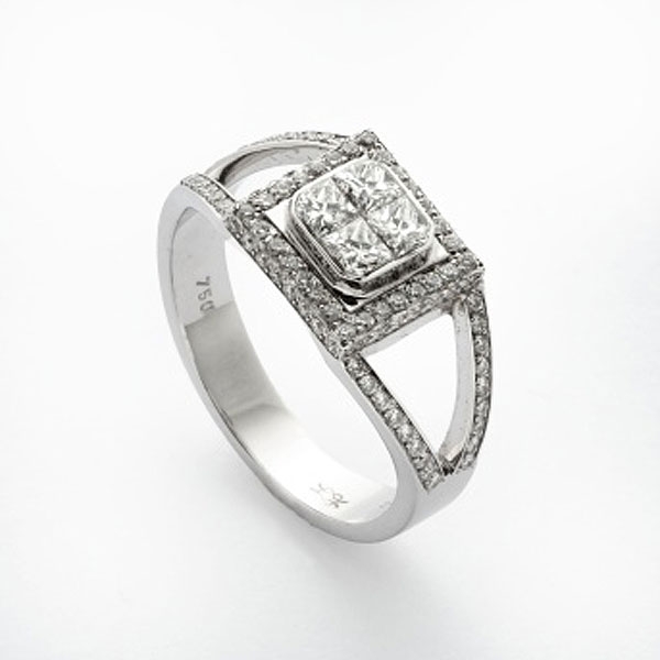 Sortija en oro blanco con cuajado central de diamantes talla princesa