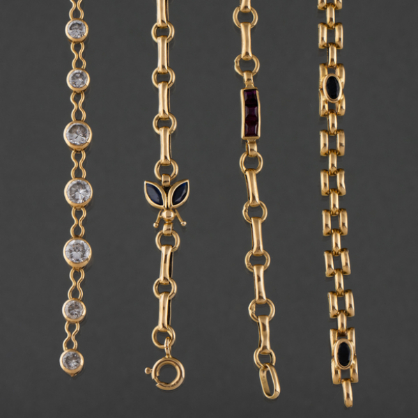 Conjunto de cuatro pulseras en oro amarillo de 18 kt de zafiros y rubiés.