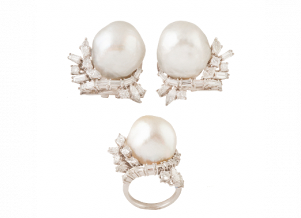 Conjunto de pendientes y sortija con grandes perlas, (posiblemente naturales), decorados con brillantes y diamantes 
