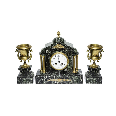 Reloj de sobremesa diseño arquitectónico con guarnición de copas en mármol y bronce, fles. del s.XIX. 