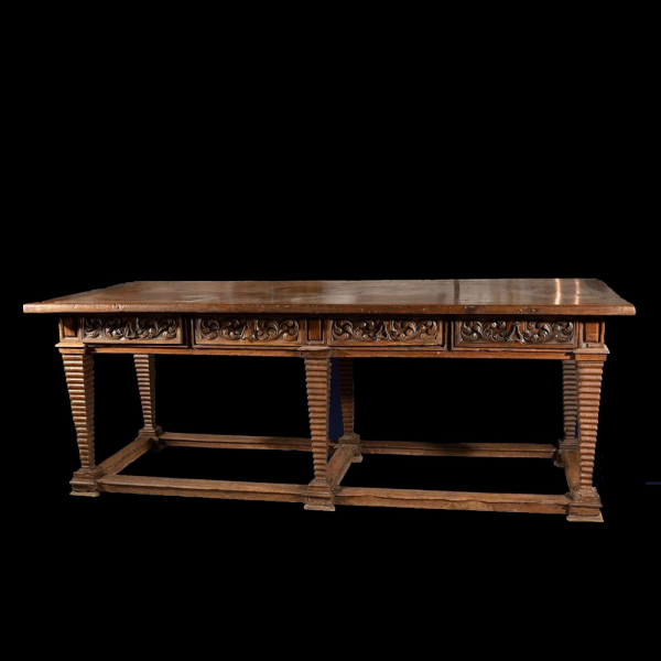 Mesa en madera de nogal con cuatro cajones. Escuela Española. Siglo XVI.
