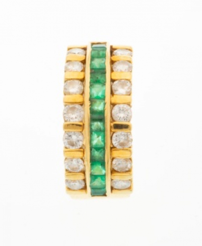 Sortija en oro amarillo con fila de esmeraldas talla baguette y 2 filas de diamantes talla brillante