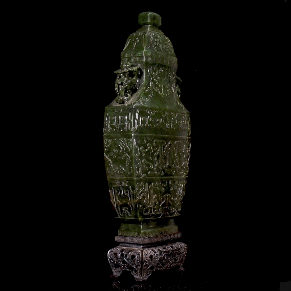 Jarrón de jade verde espinaca de Hetian, Dinastía Qing (1644–1912) o posterior. 