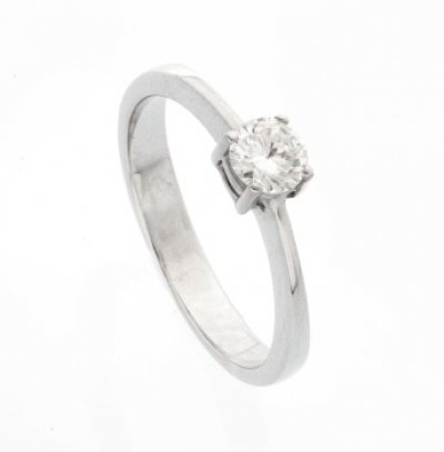 Solitario en oro blanco con diamante talla brillante con un peso total de 0,40 cts.aprox.