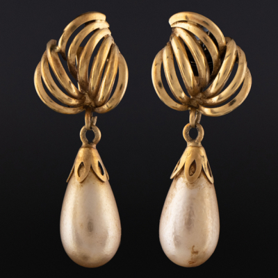 Pareja de pendientes largos en oro amarillo de 18 kt con perlas golden.