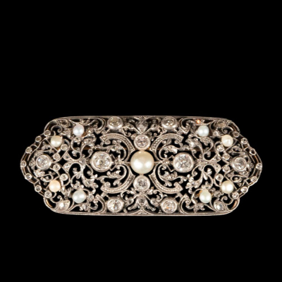 Broche antiguo en oro amarillo 18 k ornamentado con diamantes talla antigua y perlas finas.