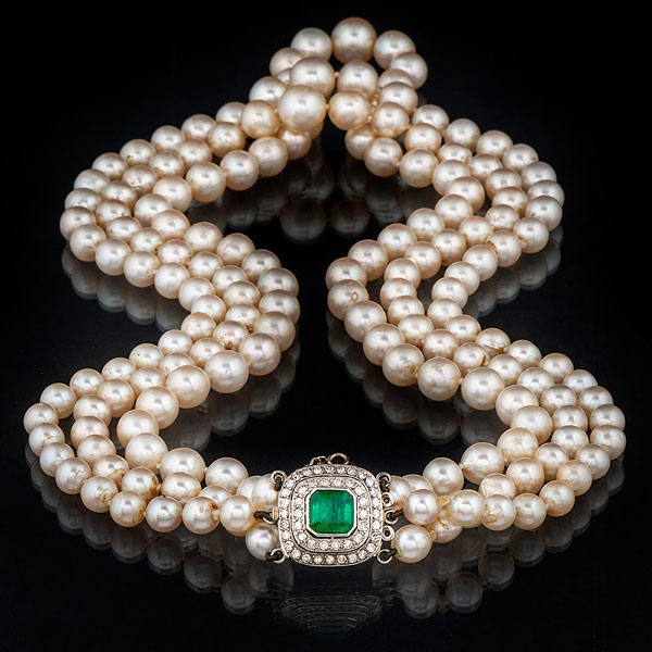 Bonito collar de tres vueltas de perlas cultivadas. Presenta cierre realizado en oro blanco y esmeralda central.  Diámetro de las perlas 0,5 mm.  Medidas: Longitud abierta: 50 cms.