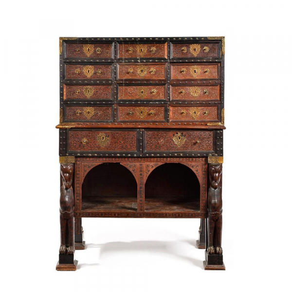Bargueño indo-portugués con decoración de marquetería y soporte zoomorfo, India portuguesa, Siglo XVII.