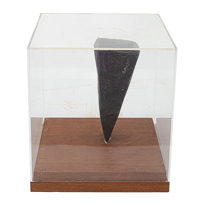 Jordi Alcaraz (Barcelona, 1963)  Gota d&#039;aigua.  Escultura en hierro sobre base en madera y urna de metacrilato.