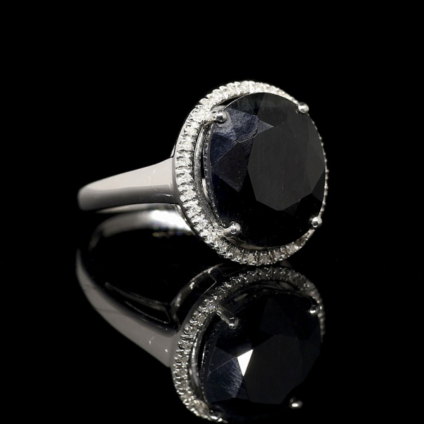 Anillo con zafiro y diamantes en oro blanco de 18 kt. 