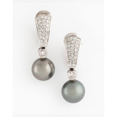 Pendientes largos en oro blanco con 2 perlas tahití de 12 mm aprox. cada uno y diamantes 