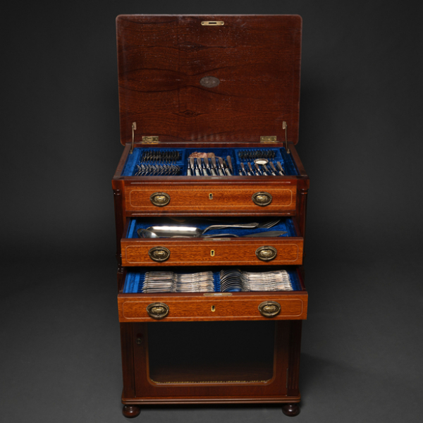 Cubertería de la cruz de malta de doce servicios en plata española y punzonada del siglo XX.