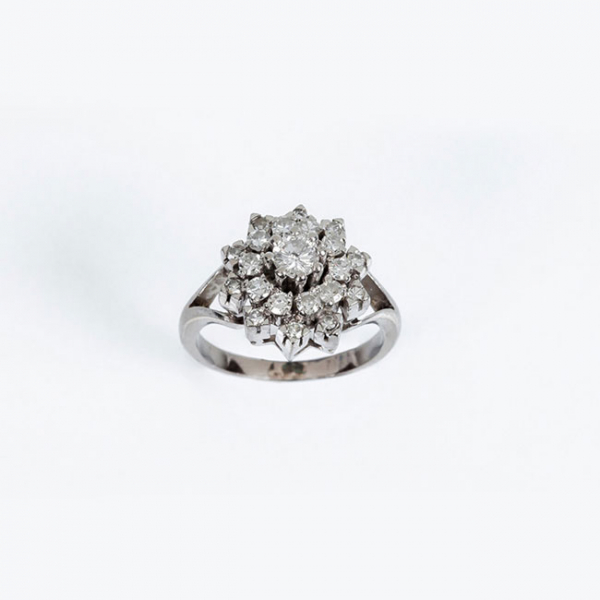Sortija vintage en s&oacute;lida montura de platino con motivo en roset&oacute;n de limpios y blancos diamantes 