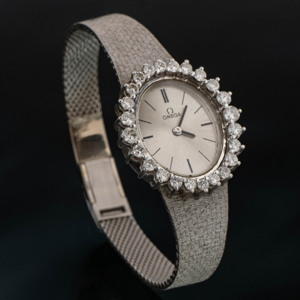 Omega, Reloj de dama en oro blanco de 18kt con esfera orlada de brillantes.