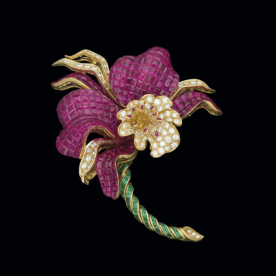 Extraordinario broche de oro amarillo de 18 K. realizado en forma de flor con rub&iacute;es talla carr&eacute;, diamantes y esmeraldas