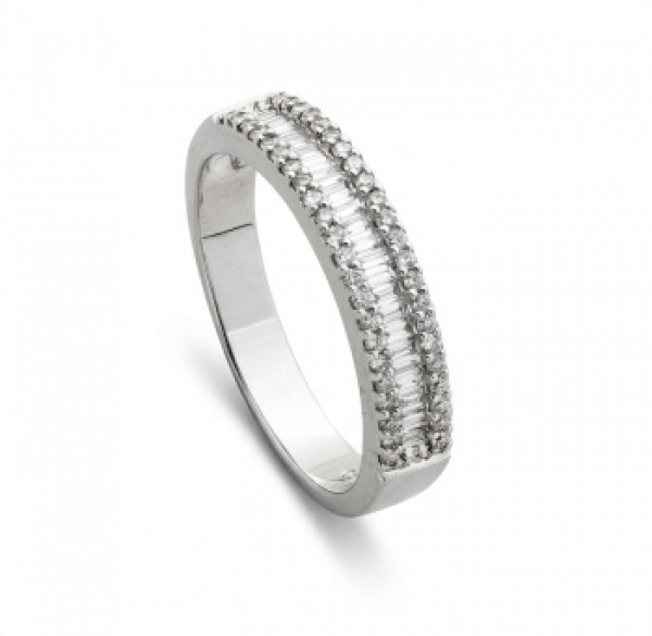 Sortija en oro blanco con diamantes talla baguette centrales y diamantes talla brillante con un peso total de 0,60 cts. aprox.