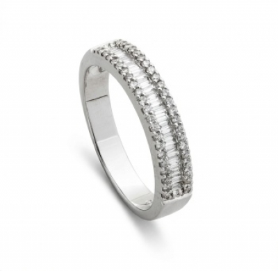 Sortija en oro blanco con diamantes talla baguette centrales y diamantes talla brillante con un peso total de 0,60 cts. aprox.