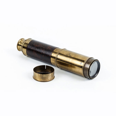 Catalejo náutico retráctil, de finales del S XVIII, realizado en bronce dorado y cuero.  