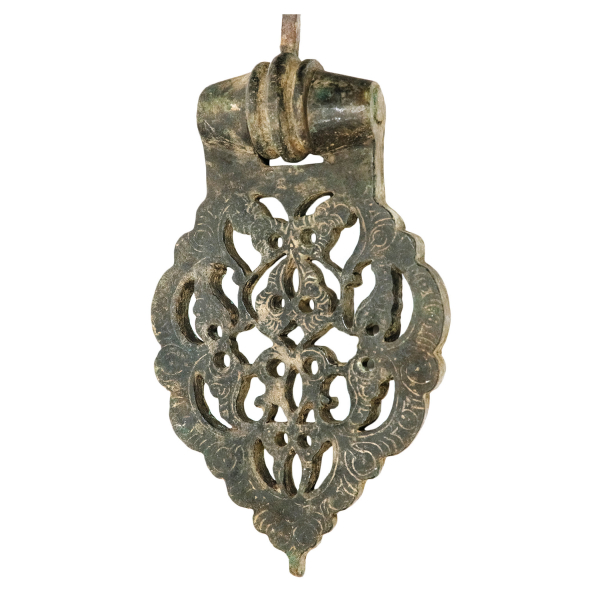Aldaba nazarí en bronce con decoración de motivos geométricos y vegetales, Reino Nazarí de Granada, s.XII-XIII.