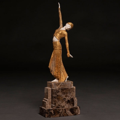 &quot;Footsteps&quot; Figura crisolefantina realizada en bronce dorado y marfil. Siglo XX