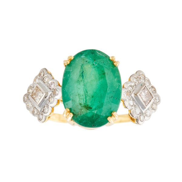 Sortija en oro con esmeralda talla oval custodiada por cuadrados de diamantes tallas brillante y princesa.