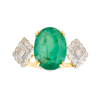 Sortija en oro con esmeralda talla oval custodiada por cuadrados de diamantes tallas brillante y princesa.