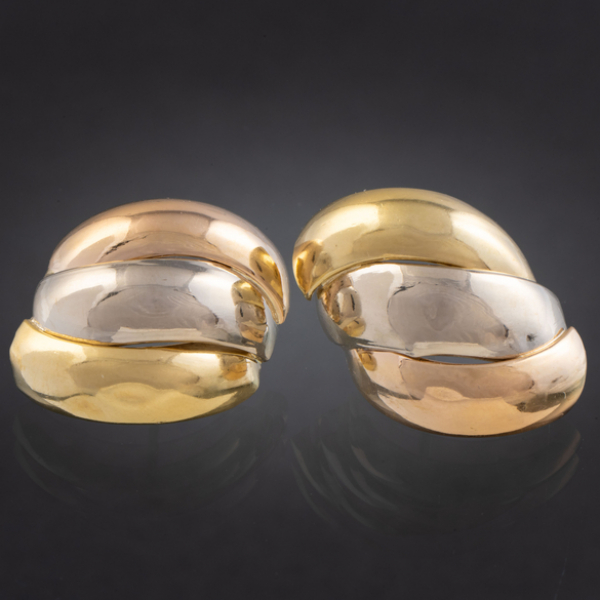Pareja de pendientes en oro de tres colores de 18 kt.