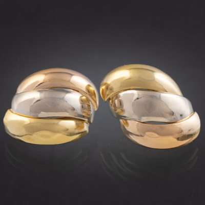 Pareja de pendientes en oro de tres colores de 18 kt.