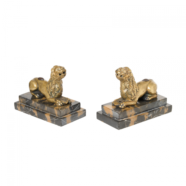 Pareja de leones en bronce dorado posados sobre peanas en mármol portoro de doble altura, Núremberg, s.XV-XVI.