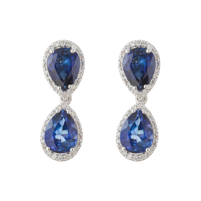 Pendientes en oro blanco con dos rosetones de zafiros azules talla perilla orlados por diamantes talla brillante.