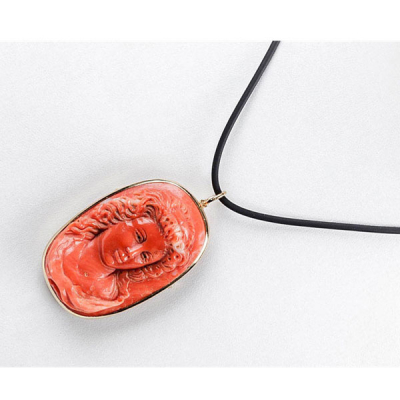 Alfiler colgante en oro amarillo con bello camafeo en coral rojo &#039;cerasuolo&#039; firmada &quot;G. Ganeri 1985&quot;.