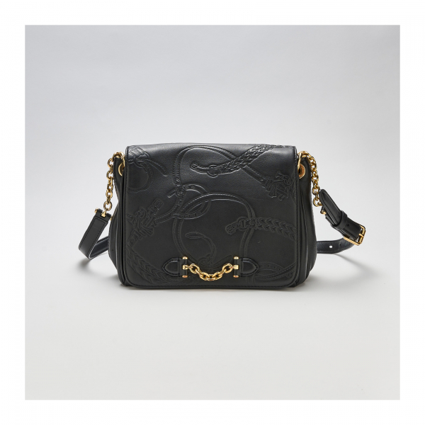 RALPH LAUREN. Bolso de hombro en piel de tonalidad negra con motivos ecuestres grabados en relieve y cadenas en metal dorado.