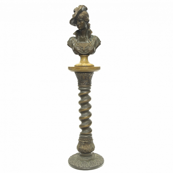 Arnaldo Giannelli "Dama con sombrero", Francia, ca. 1900.   Busto patinado y dorado, firmado.