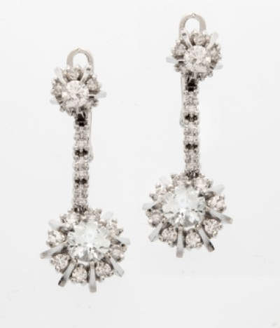 Pendientes largos en oro blanco con decoración de flor con aguamarina central. fila y orla de diamantes talla brillante