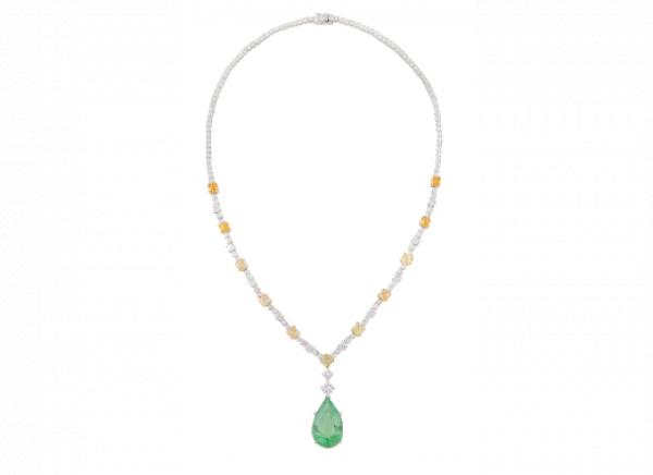 Collar con turmalina paraiba talla pera colgante, de 18,08 ct, que pende de collar rivi&egrave;re de brillantes, con siete brillantes Fancy yellow 