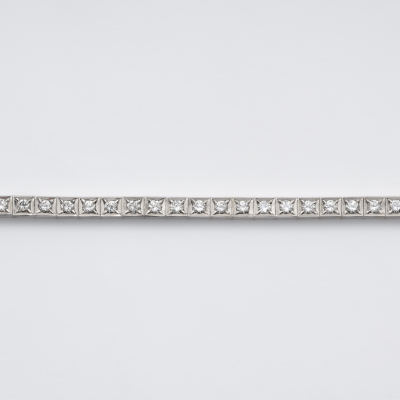 Pulsera rivi&egrave;re dise&ntilde;o geom&eacute;trico en oro blanco con diamantes talla brillante engastados en garras.