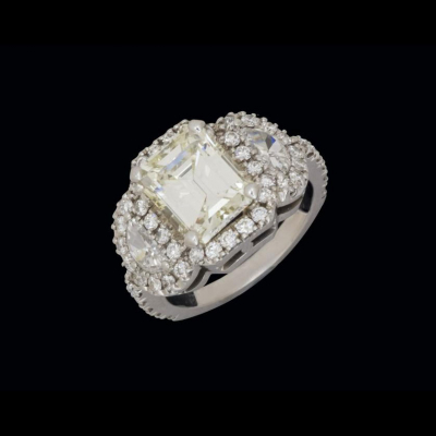 Anillo de oro blanco de 18 K. con diamante talla esmeralda de 3,16 cts. diamantes talla media luna (0,52 cts.) y brillantes (0,82 cts.).