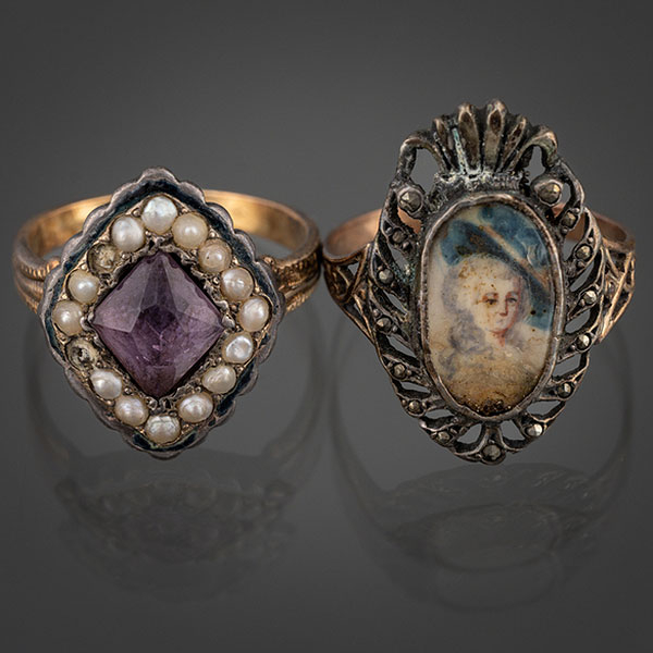 Conjunto de dos anillos antiguos en oro blanco de 18kt.