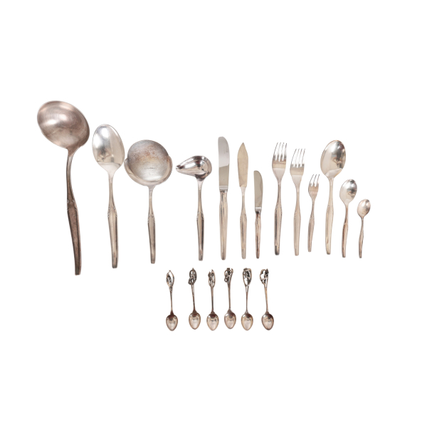 Cuberter&iacute;a en plata espa&ntilde;ola punzonada Cruz de Malta, s.XX. 113 piezas.