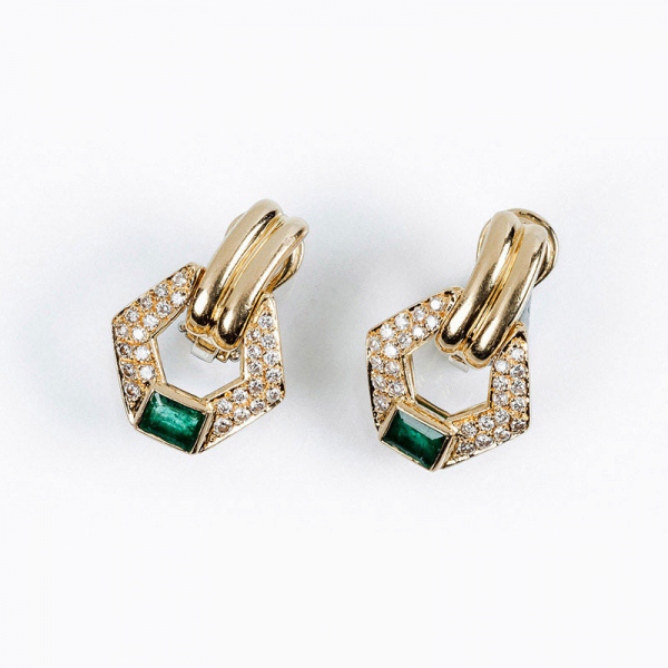Pendientes vintage en sólida montura de oro amarillo, con motivo hexagonal con esmeralda en su talla y pavé de limpios y blancos diamantes, talla brillante, colgante de motivo gallonado