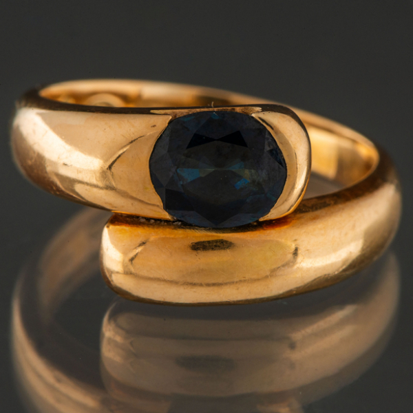 Anillo en oro 18 kt con zafiro  