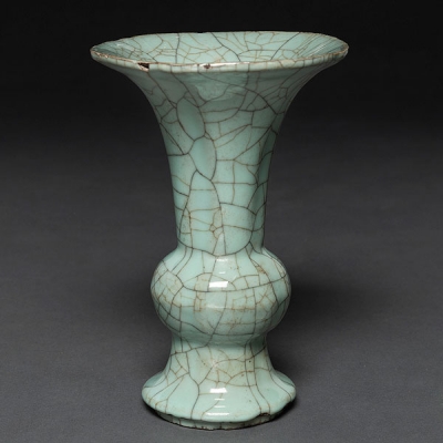 Jarrón en forma de trompeta en porcelana crackle. Siglo XIX