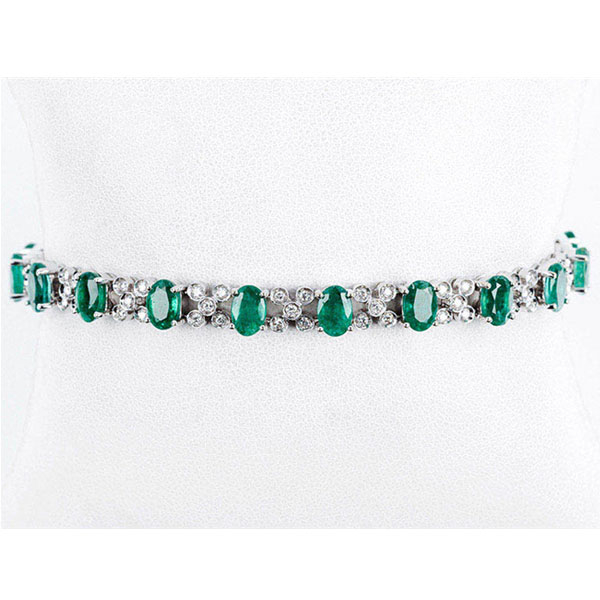 Pulsera en montura articulada de oro blanco, con bonitas esmeraldas talla oval en garras 