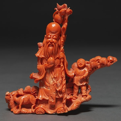 &quot;Sabio de la Antigüedad&quot; Grupo escultórico realizado en coral rojo. Trabajo Chino, Primer tercio del siglo XX.