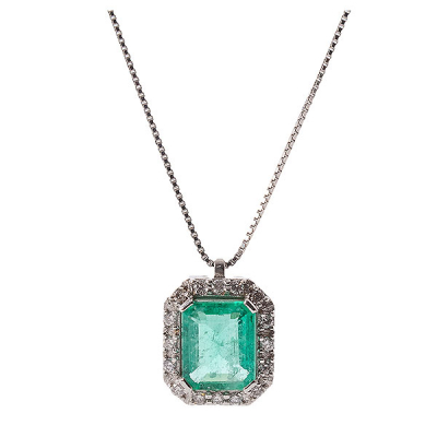 Gargantilla en oro blanco con esmeralda natural talla rectangular, 1,10 ct y orla de diamantes 