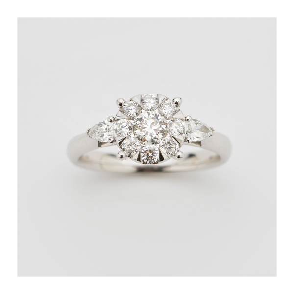 Sortija rosetón en oro blanco con centro de diamantes talla brillante custodiado por diamantes talla perilla.