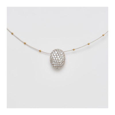 Gargantilla de cadena semirrígida con bolitas en oro bicolor y colgante oval diseño bombé cuajado de diamantes talla brillante.